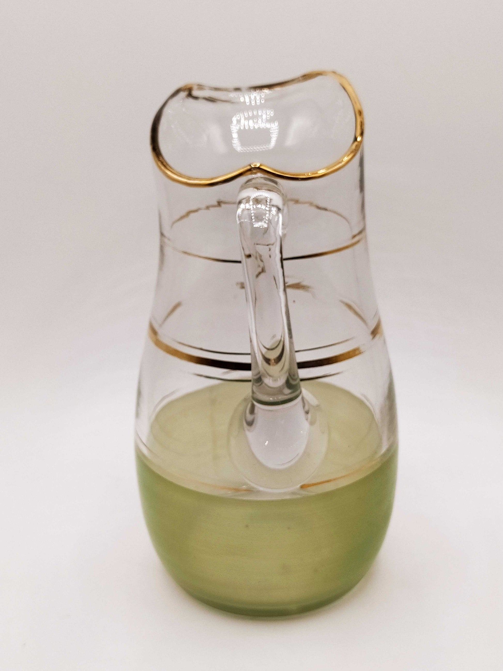 Jarra de Cristal Verde Mate y Dorado – Calidad y Elegancia con base verde mate y detalles dorados, ideal para decoración vintage en el hogar.