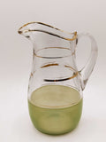 Jarra de cristal verde mate y dorado con diseño antiguo y elegante. Ideal para decoración vintage en el hogar o colección de cristalería fina.