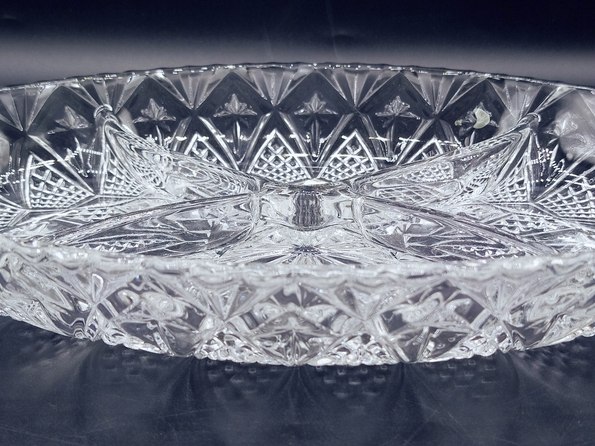 Entremesera de cristal de excelente calidad - vintage con diseño tallado y compartimentos, ideal para servir entremeses en eventos elegantes.