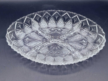 Entremesera de cristal de excelente calidad - vintage con diseño tallado y divisiones, ideal para servir entremeses en eventos elegantes.