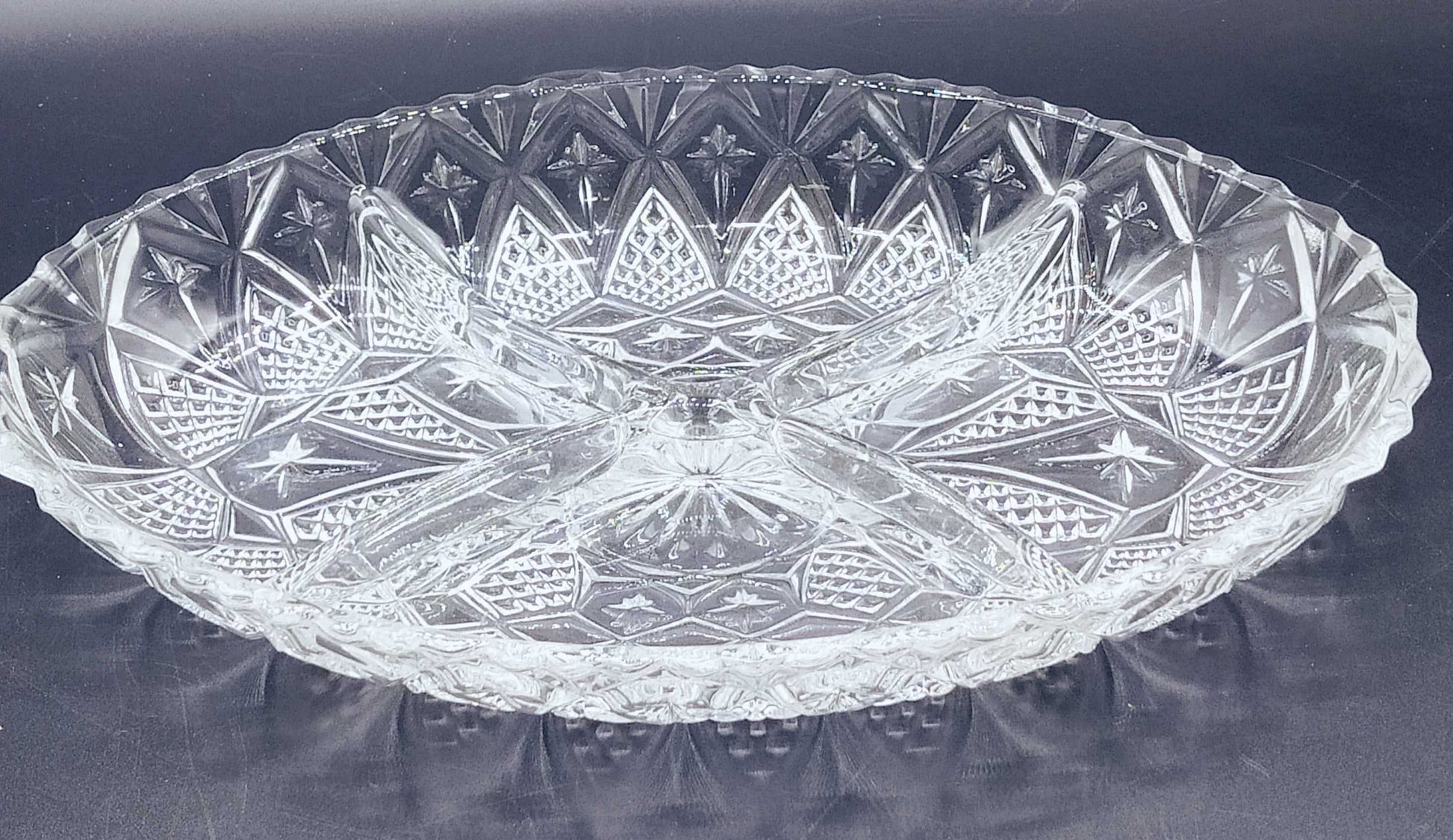 Entremesera de cristal de excelente calidad - vintage con diseño tallado y divisiones, ideal para servir entremeses en eventos elegantes.
