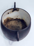 Olla de hierro antigua esmaltada por dentro, con diseño vintage y acabado envejecido, ideal para decoración rústica en cocina o chimenea.