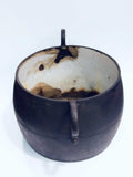 Olla de hierro antigua esmaltada por dentro, con diseño vintage y acabado envejecido, ideal para decoración rústica en cocina o chimenea.
