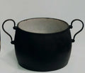 Olla de hierro antigua esmaltada con asas curvas, ideal para decoración vintage en cocinas rústicas o junto a chimeneas.