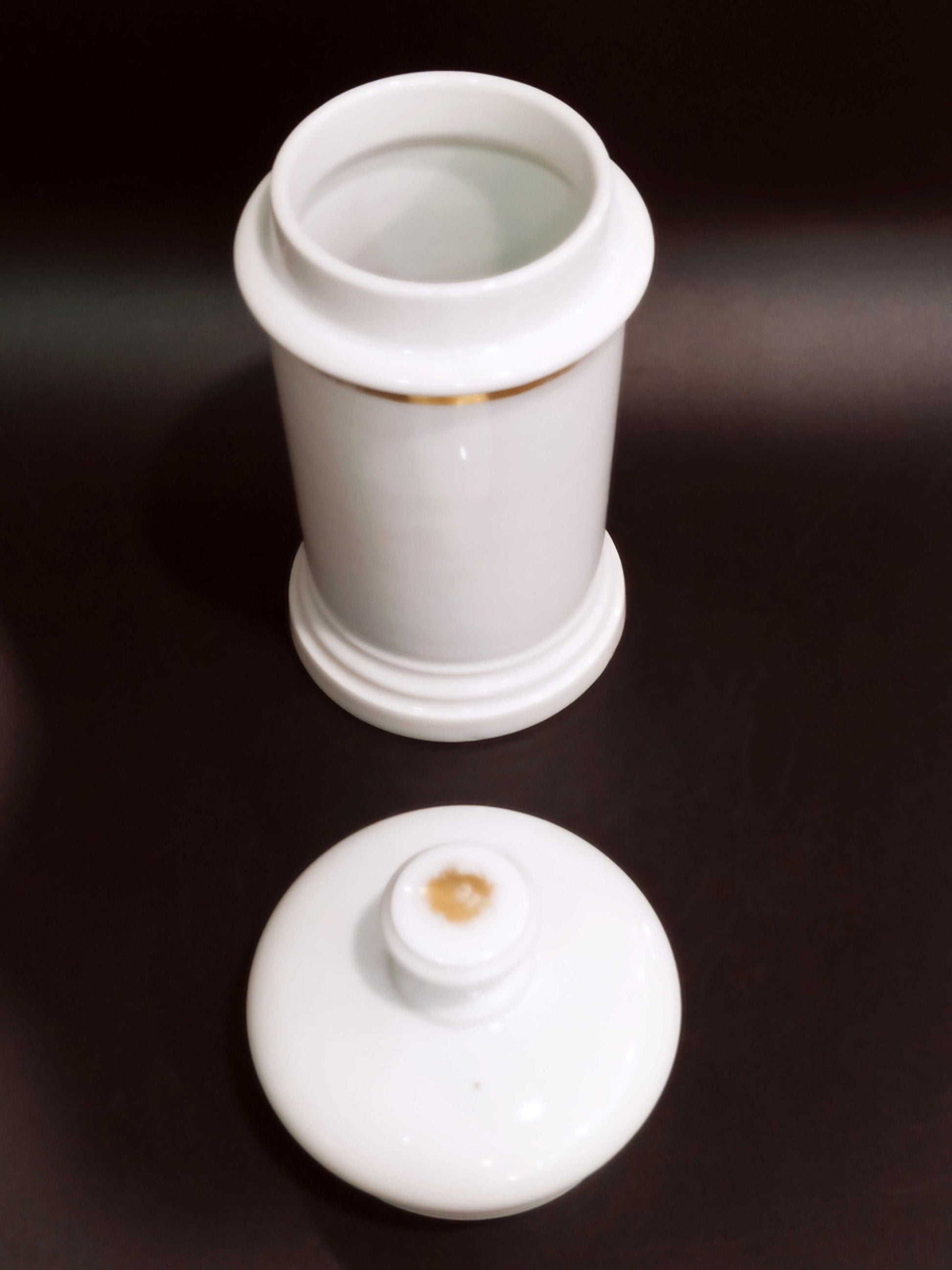 Tarro de farmacia Albaredo de opalina blanca con tapa, decoración exclusiva para el hogar. Estilo antiguo y delicado para coleccionistas.
