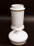 Tarro de farmacia Albaredo de opalina blanca con detalles dorados, estilo vintage ideal para decoración elegante en el hogar.
