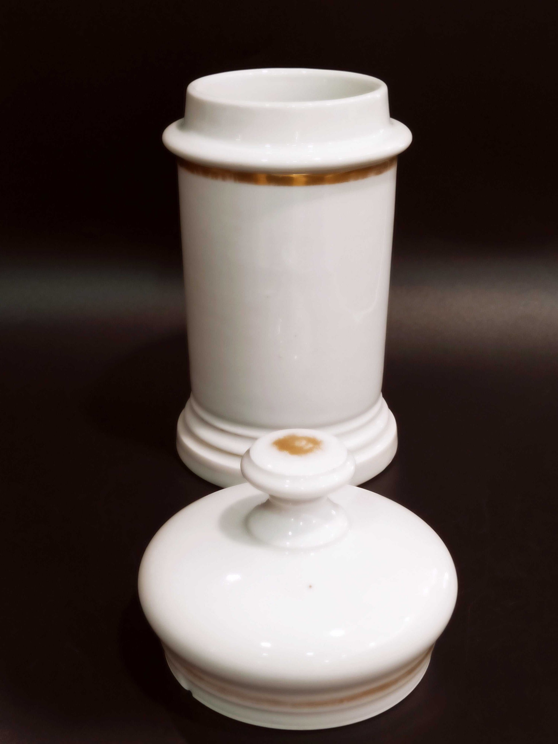 Tarro de farmacia Albaredo de opalina blanca con detalles dorados, estilo vintage ideal para decoración elegante en el hogar.