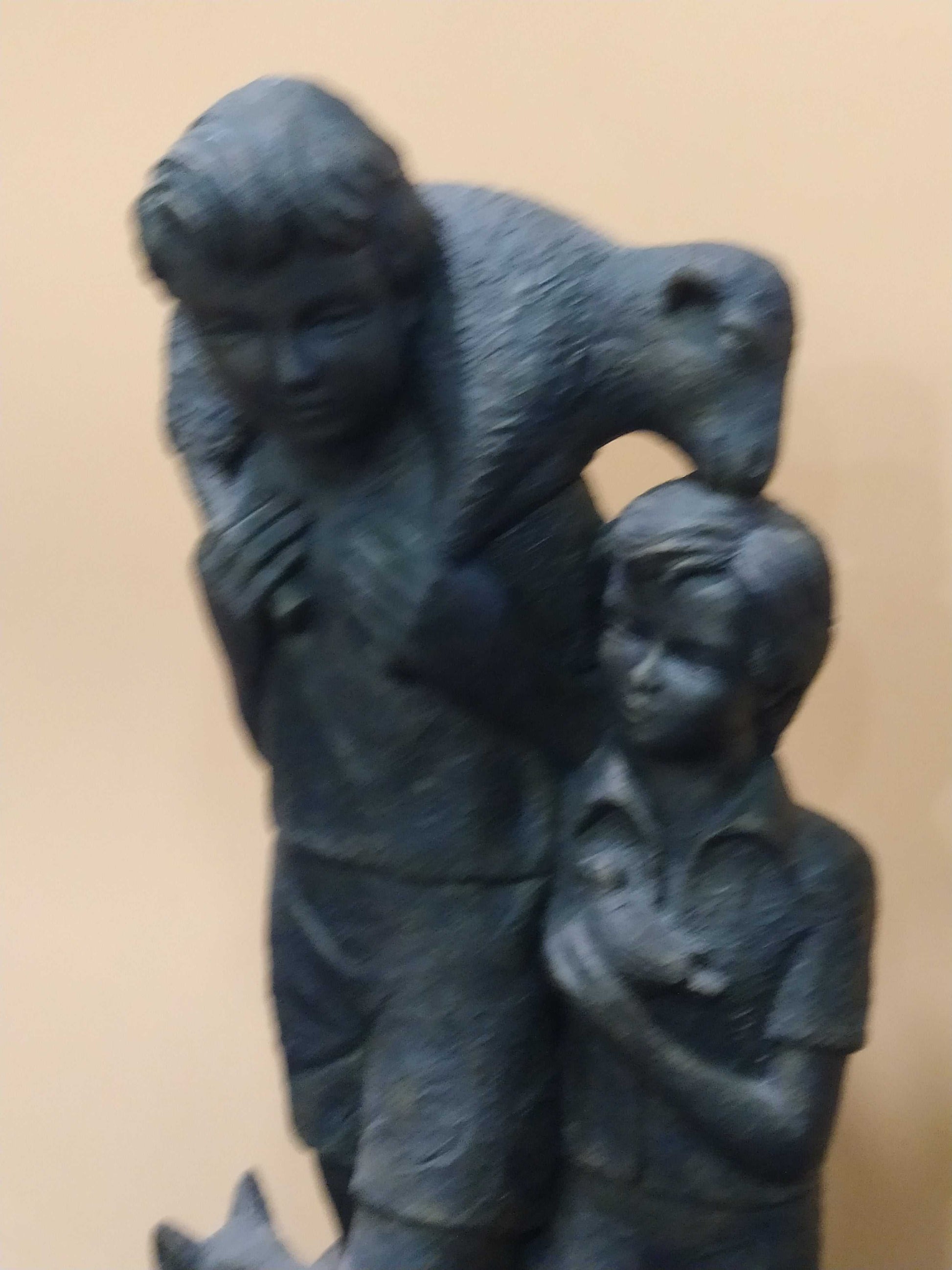 Figura alegórica en resina de padre e hijos con oveja al hombro y perro, símbolo de unión familiar y amor por los animales.