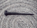 Clavo antiguo de fragua del siglo XIX en hierro forjado, ideal para decoración rústica en el hogar. Pieza auténtica de gran calidad artesanal.