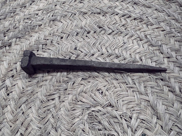 Clavo antiguo de fragua del siglo XIX en hierro forjado, ideal para decoración rústica en el hogar. Pieza auténtica de gran calidad artesanal.