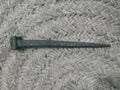 Clavo antiguo de fragua del siglo XIX en hierro forjado, ideal para decoración rústica en hogar o jardín. Pieza auténtica con acabado envejecido.