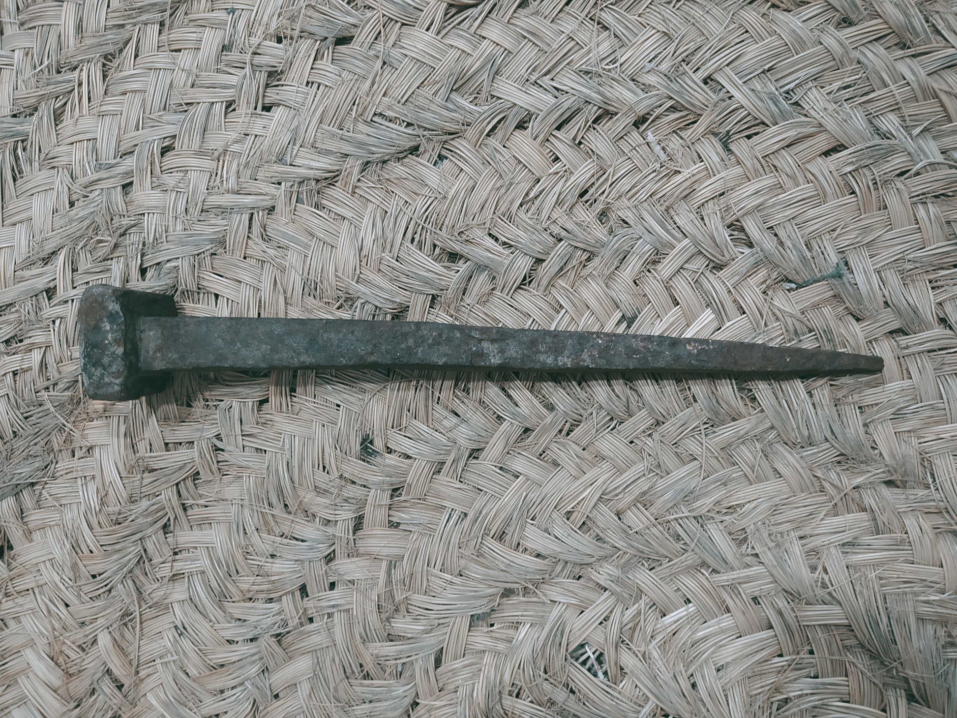Clavo antiguo de fragua del siglo XIX en hierro forjado, ideal para decoración rústica en hogar o jardín. Pieza auténtica con acabado envejecido.