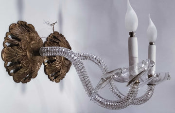 Antigua pareja de apliques de cristal de roca y metal electrificados con brazos curvos y detalles tallados, ideales para decoración de lujo en pared.