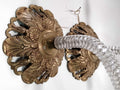 Antigua pareja de apliques de cristal de roca y metal electrificados con metopas doradas ornamentadas y brazos curvos de cristal tallado. Ideal para decoración lujosa en interiores clásicos.