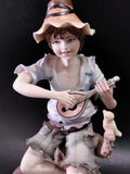 Primer plano del rostro y torso del niño con instrumento en figura de porcelana Carlos, expresión detallada y acabado artesanal.