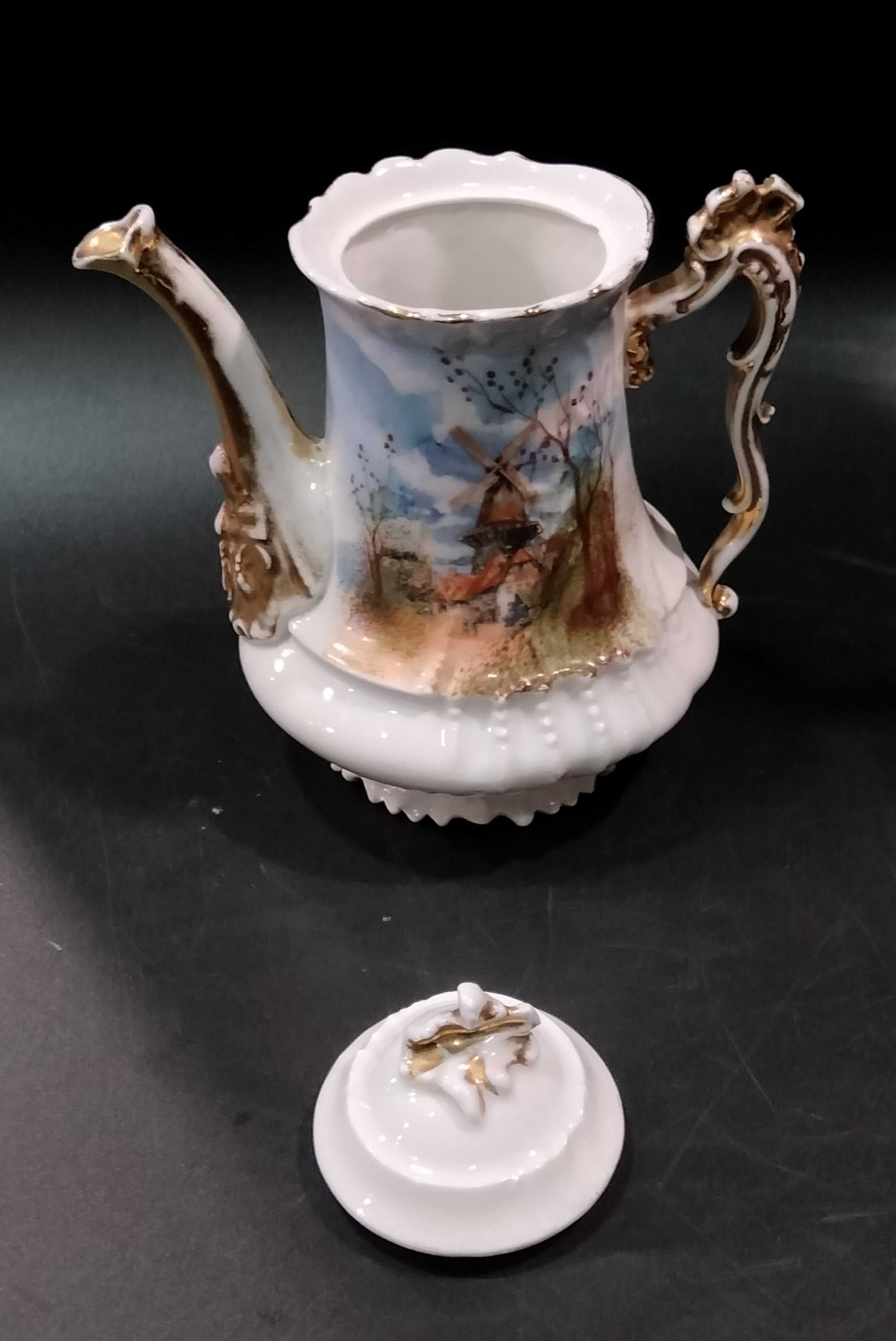 Tetera antigua de porcelana Limoges del Juego de Café Tú y Yo, con detalles dorados y escena rural pintada a mano, pieza decorativa de colección.