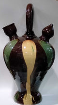 Botijo decorativo de tamaño grande con diseño artesanal en cerámica pintada a mano en tonos marrón, verde y amarillo. Ideal para decoración del hogar con estilo tradicional.