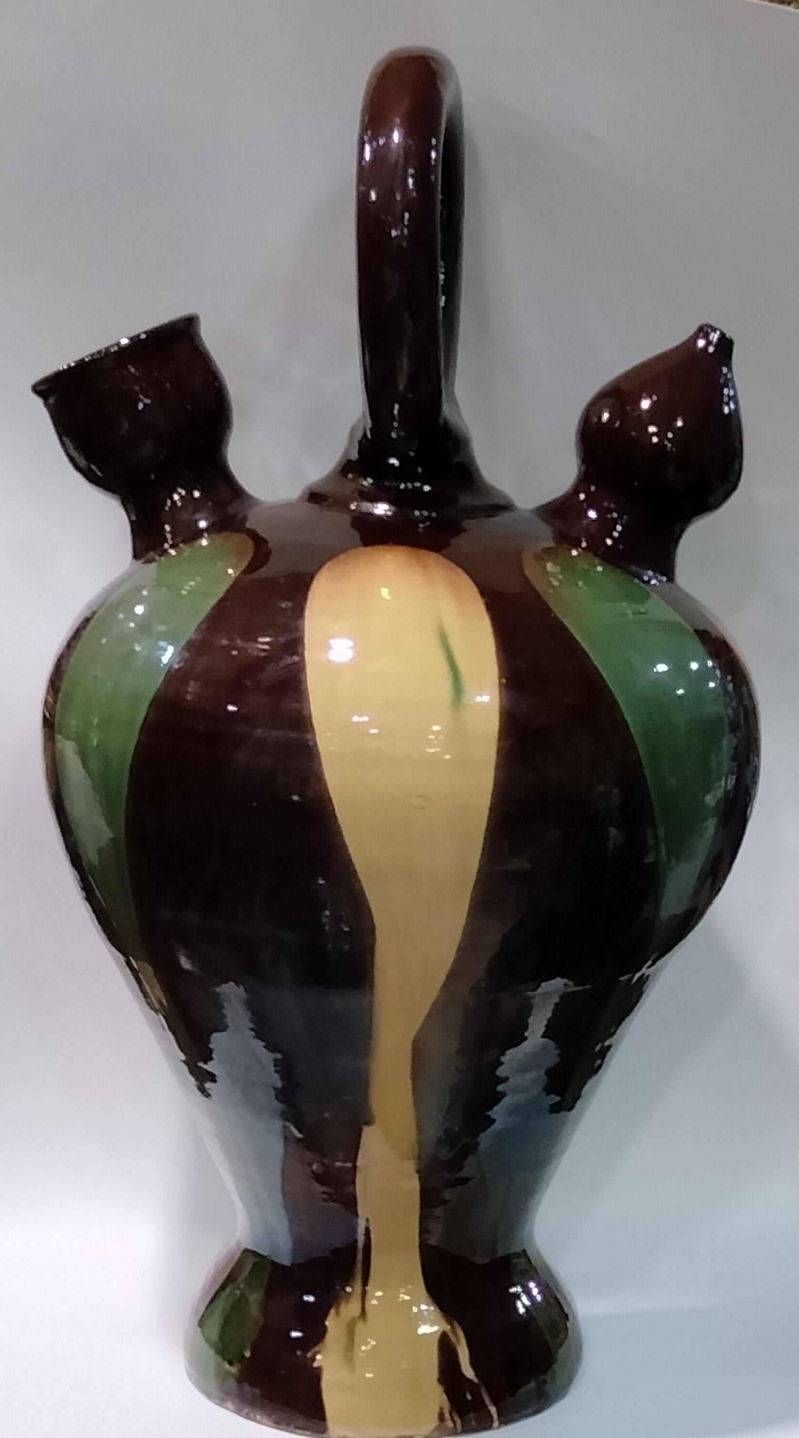 Botijo decorativo de tamaño grande con diseño artesanal en cerámica pintada a mano en tonos marrón, verde y amarillo. Ideal para decoración del hogar con estilo tradicional.