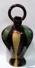 Botijo decorativo de tamaño grande con diseño pintado a mano en tonos marrón, verde y amarillo. Ideal para decoración tradicional del hogar.