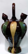 Botijo decorativo de tamaño grande con diseño pintado a mano en tonos marrón, verde y amarillo. Ideal para decoración de interiores con estilo rústico.
