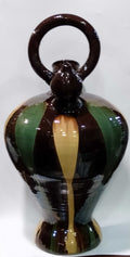 Botijo decorativo de tamaño grande con diseño único en cerámica pintada a mano, con franjas en tonos marrón, verde y amarillo brillante.