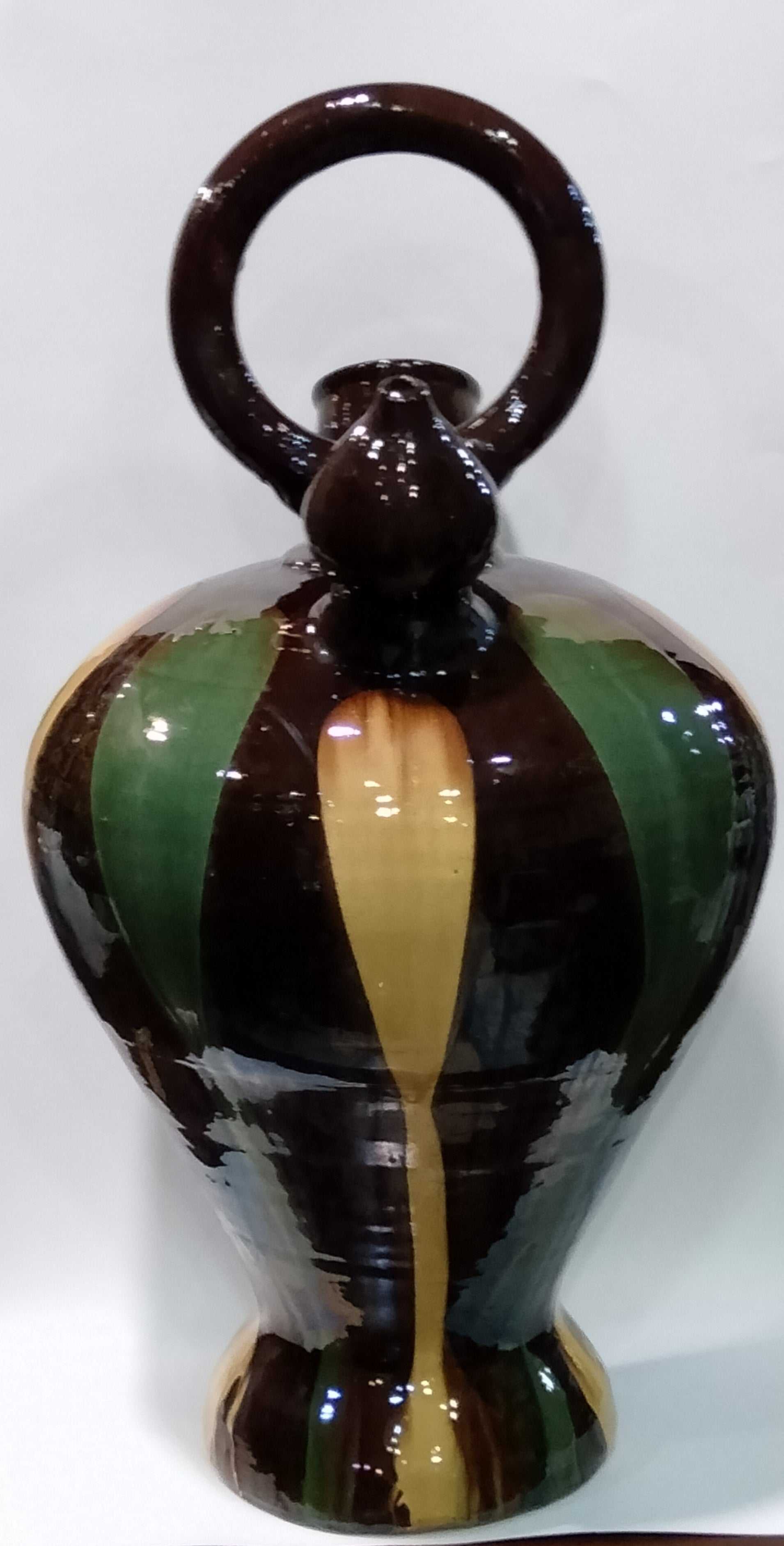 Botijo decorativo de tamaño grande con diseño único en cerámica pintada a mano, con franjas en tonos marrón, verde y amarillo brillante.