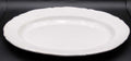 Bandeja ovalada de porcelana blanca WT Copeland, diseño clásico inglés con borde decorado. Ideal para decoración elegante en mesa antigua.