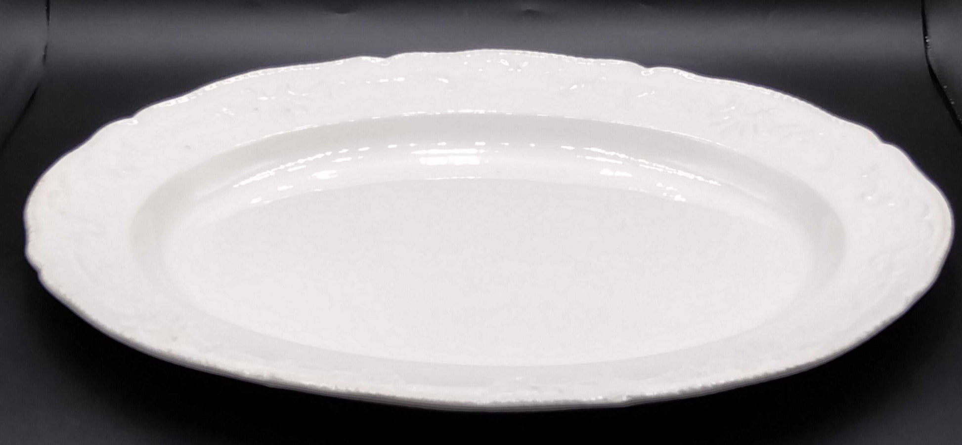 Bandeja ovalada de porcelana blanca WT Copeland, diseño clásico inglés con borde decorado. Ideal para decoración elegante en mesa antigua.