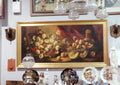 Bodegón en óleo sobre lienzo con marco dorado, firmado Ramírez, muestra flores y frutas en estilo clásico. Ideal para decoración vintage de interiores.