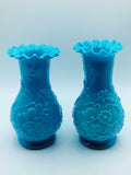 Par de jarrones azules antiguos de opalina con relieve floral, alta calidad y estilo vintage para decoración del hogar.