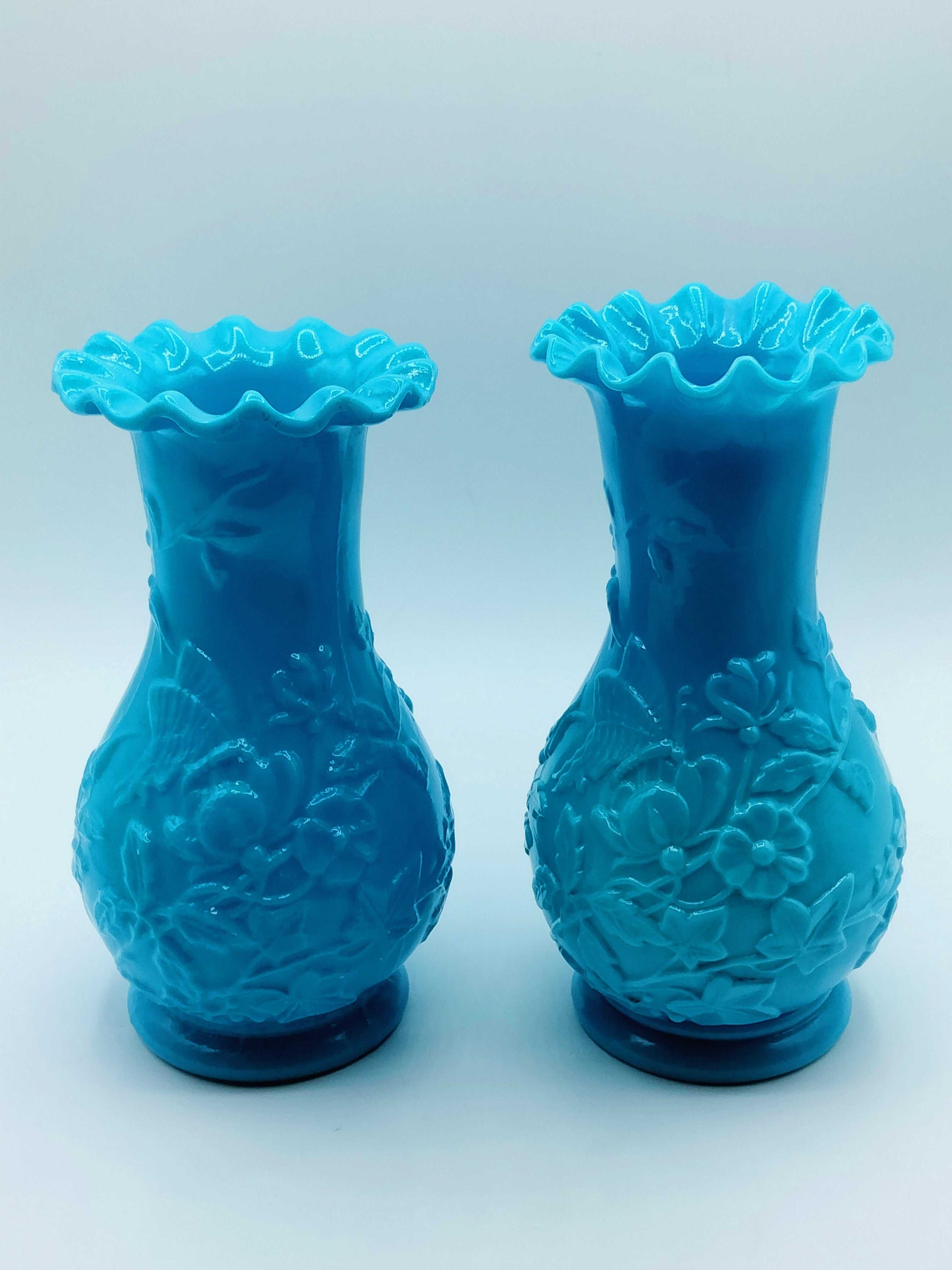 Par de jarrones azules antiguos de opalina con relieve floral, alta calidad y estilo vintage para decoración del hogar.
