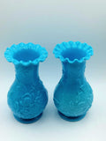 Par de jarrones azules antiguos de opalina con relieve floral, decoración vintage de alta calidad para el hogar.
