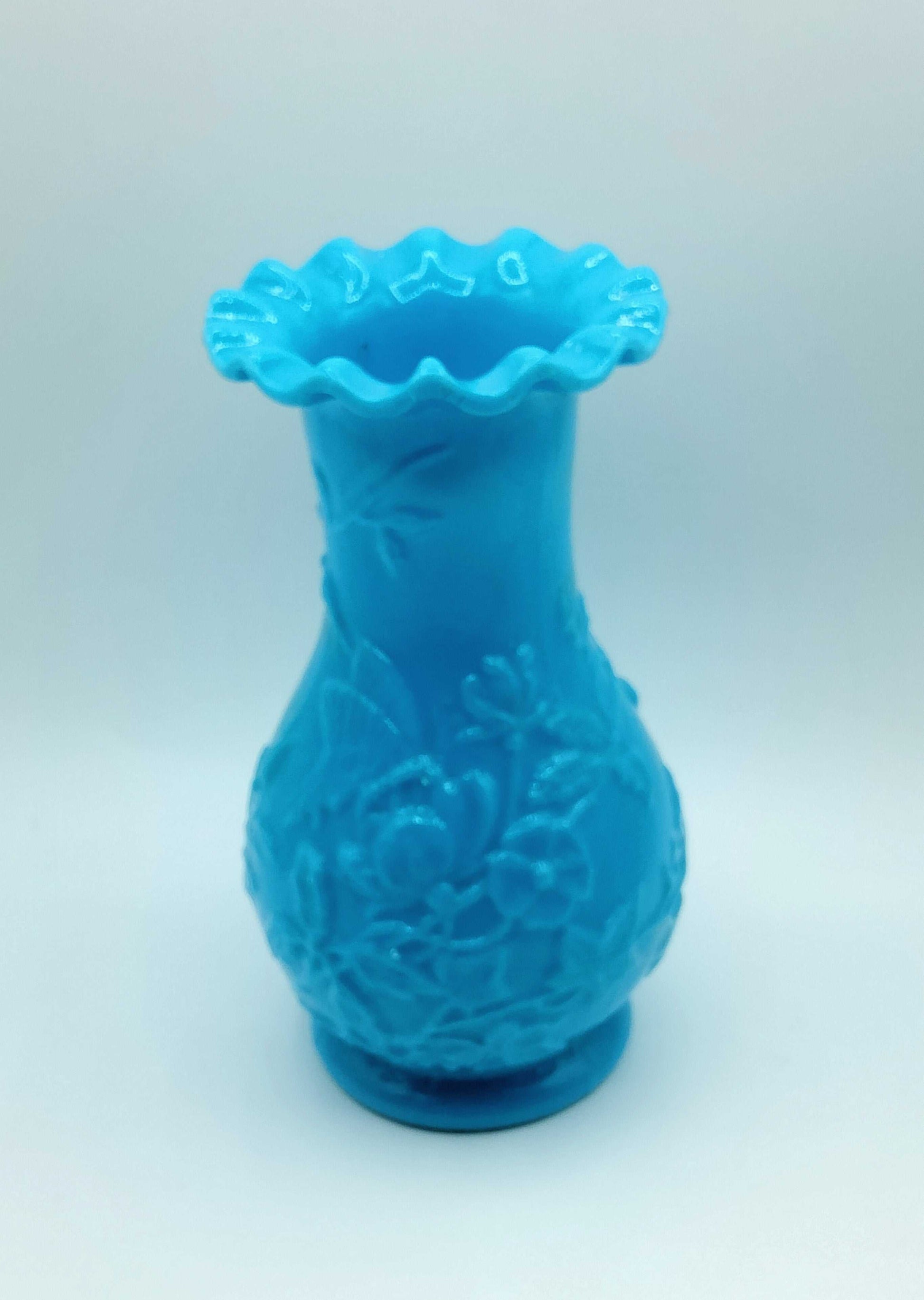 Jarrón de opalina azul con relieve floral, diseño vintage ideal para decoración elegante en el hogar. Alta calidad en jarrones azules antiguos.