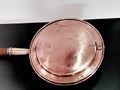 Calentador de camas antiguo de cobre con mango de madera del siglo XIX, ideal para decoración vintage en el hogar o colección de antigüedades.