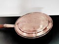 Calentador de camas antiguo de cobre con mango de madera del siglo XIX, ideal para decoración vintage en el hogar o colección de antigüedades.