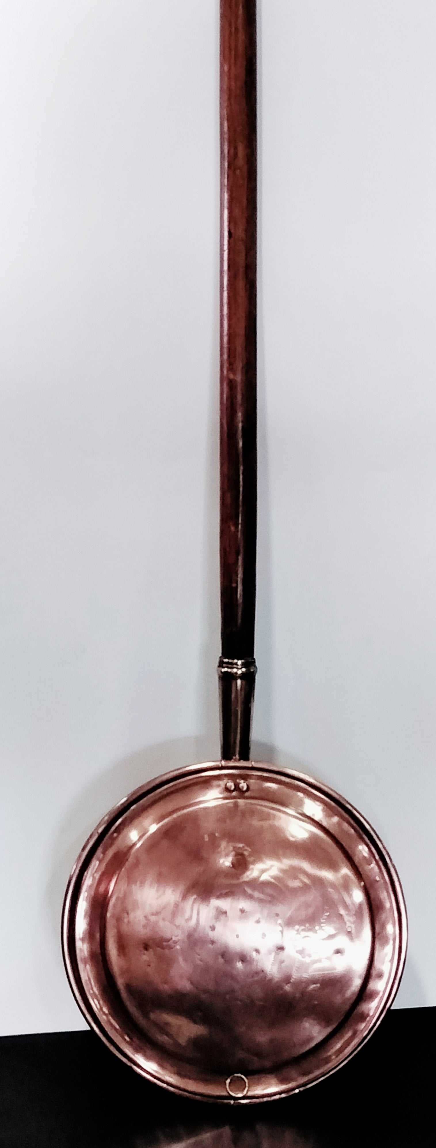 Calentador de camas antiguo de cobre con mango de madera del siglo XIX, ideal para decoración vintage en el hogar o colección de antigüedades.