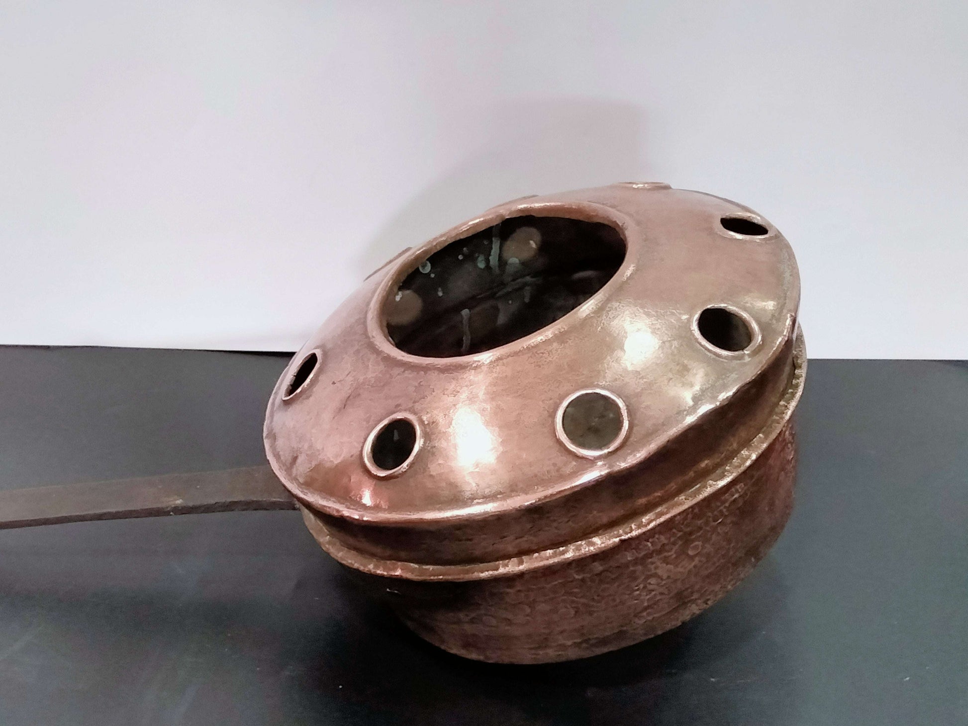 Calienta camas de cobre con mango de hierro, diseño antiguo europeo ideal para decoración vintage en el hogar. Pieza única de colección para interiores.