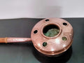 Calienta camas de cobre en excelente estado con mango de madera, ideal para decoración vintage en el hogar. Diseño antiguo con orificios circulares.