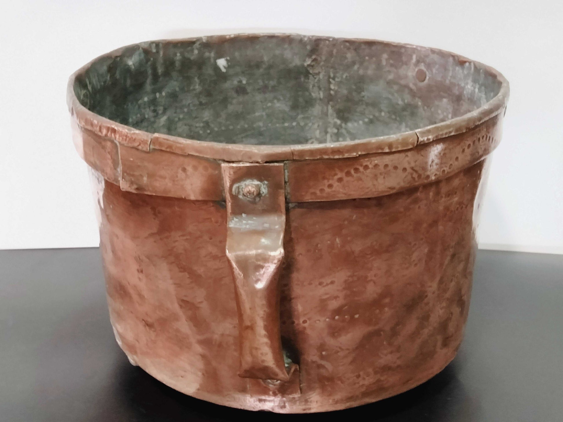 Caldero de cobre amartillado a mano con doble asa, en Cositas Antiguas. Ideal para decoración vintage en interiores rústicos o coleccionismo.