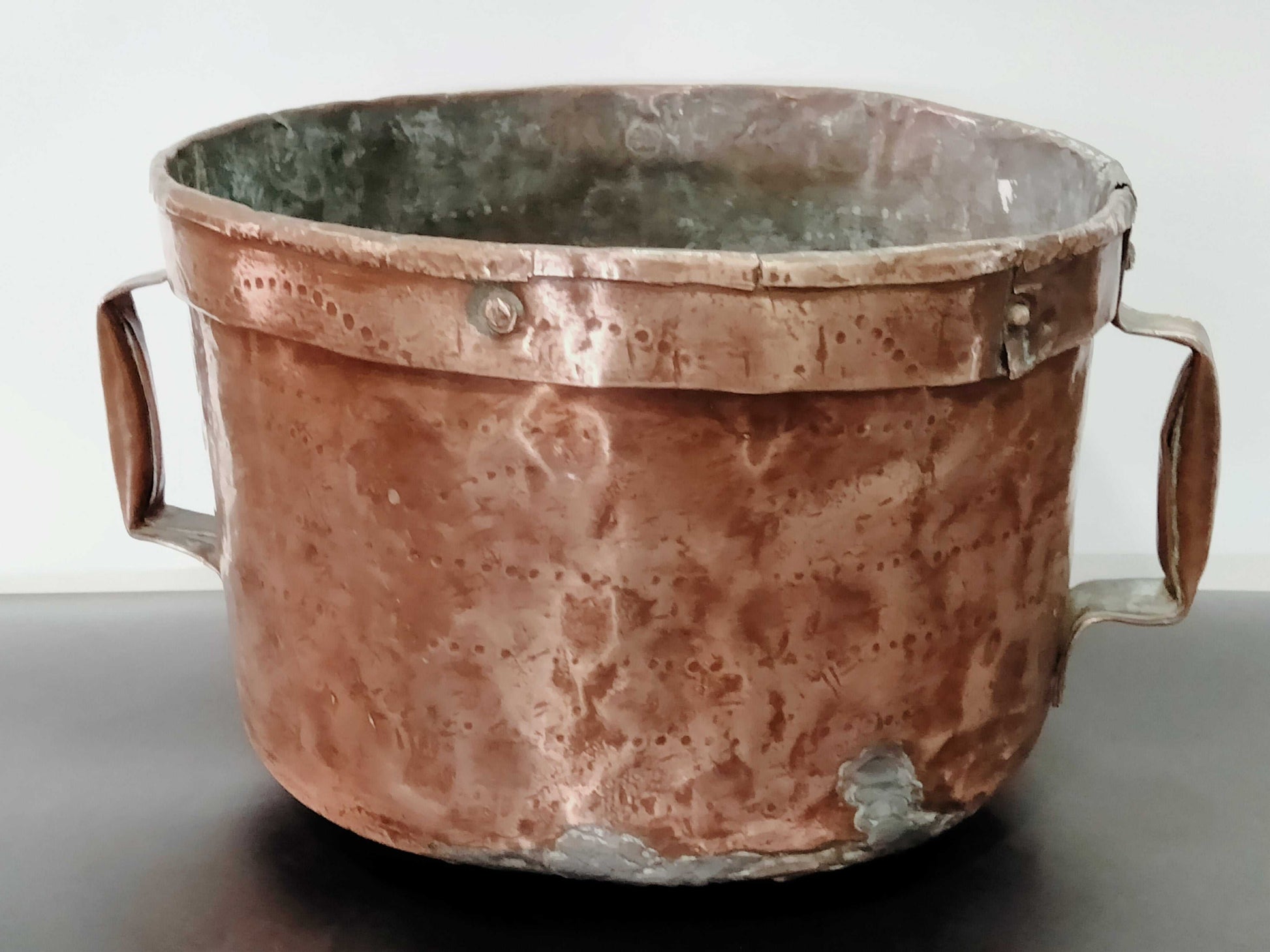 Caldero de cobre amartillado a mano con doble asa, en Cositas Antiguas. Ideal para decoración vintage en interiores rústicos o coleccionismo.