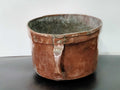 Caldero de cobre amartillado a mano con doble asa, en Cositas Antiguas. Ideal para decoración vintage en hogar o jardín.