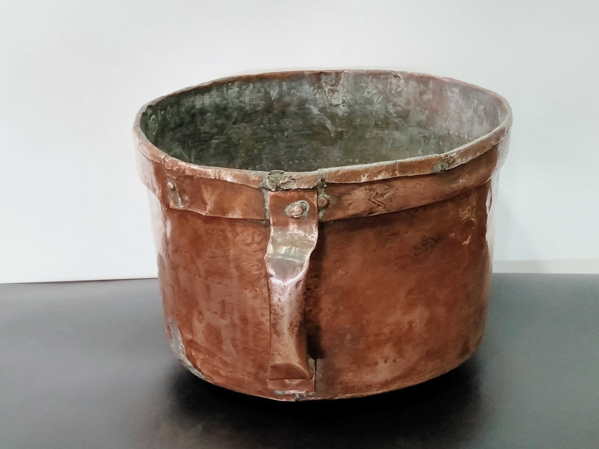 Caldero de cobre amartillado a mano con doble asa, en Cositas Antiguas. Ideal para decoración vintage en hogar o jardín.