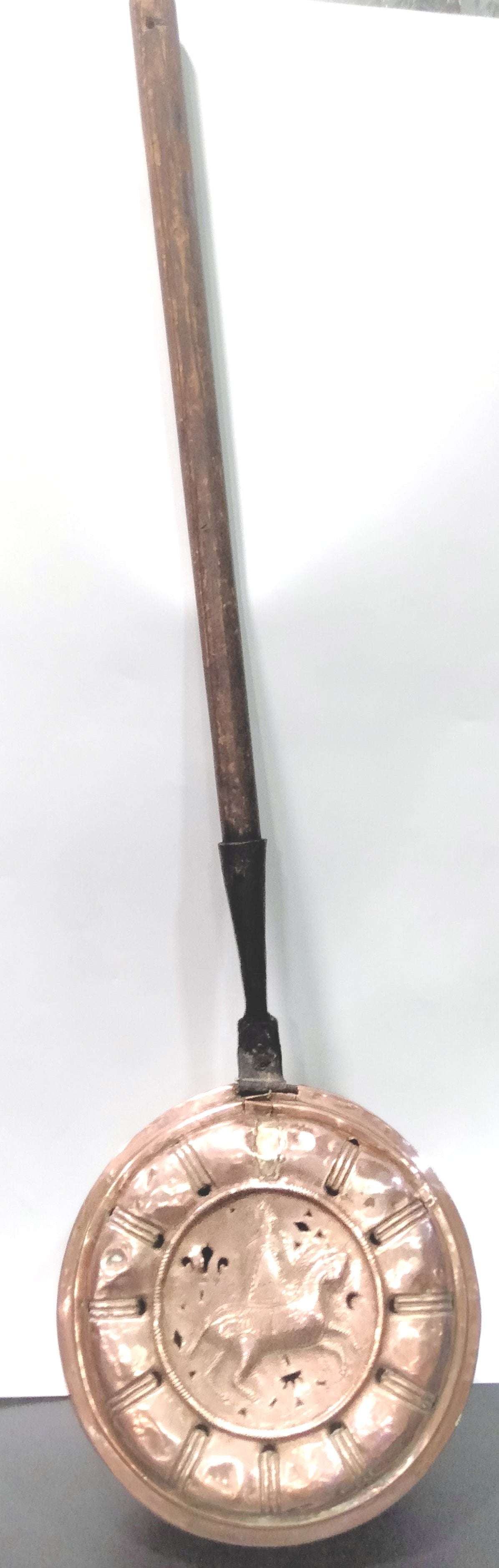 Calienta camas de cobre repujado antiguo con diseño de caballo y mango de madera larga. Decoración vintage exclusiva para el hogar.