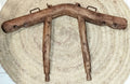 Yugo de costillas en encina para caballerizas, alta calidad, ideal como decoración rústica en establos o jardines. Pieza artesanal de madera robusta.