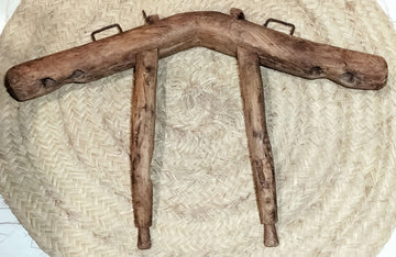 Yugo de costillas en encina para caballerizas, alta calidad, ideal como decoración rústica en establos o jardines. Pieza artesanal de madera robusta.