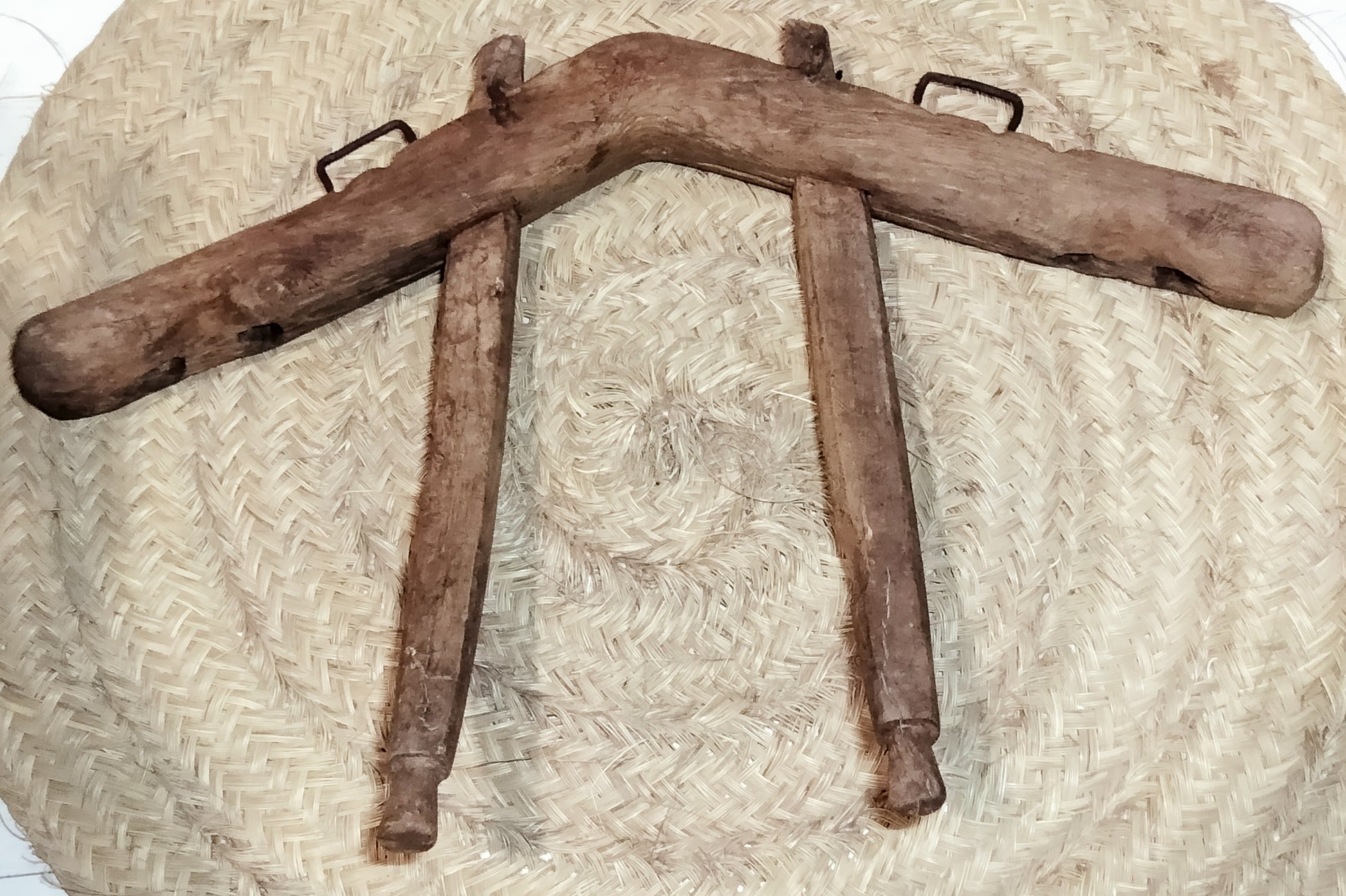 Vista completa del yugo de costillas en encina para caballerizas, alta calidad, con diseño tradicional. Perfecto para decoración temática rural o ecuestre.