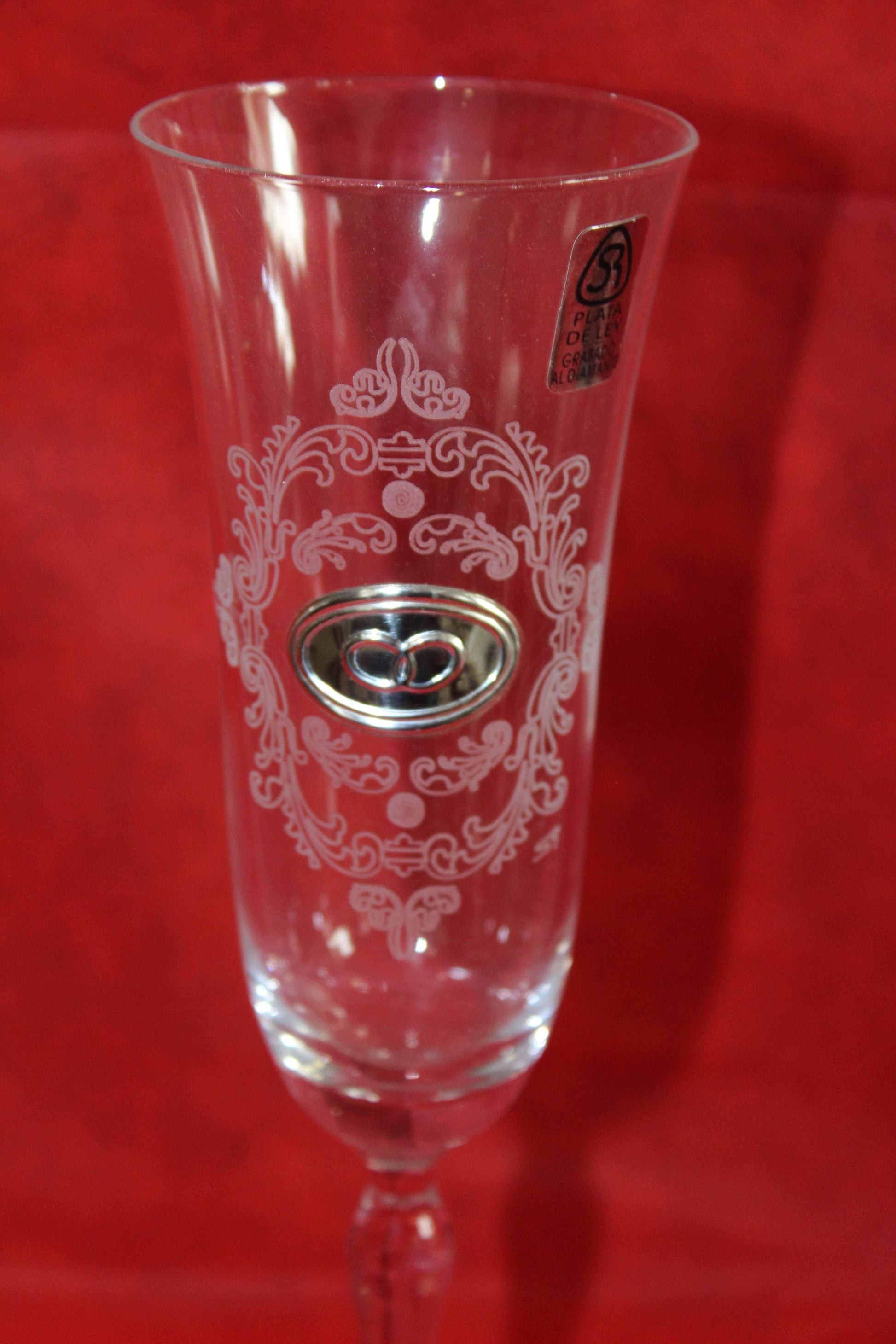 Copa de cristal grabada - excelente calidad con diseño ornamental y símbolo de anillos, ideal para decorar eventos especiales o regalar.