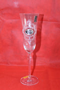 Copa de cristal grabada - excelente calidad, con diseño ornamental clásico sobre fondo rojo. Ideal para decoración elegante en el hogar.