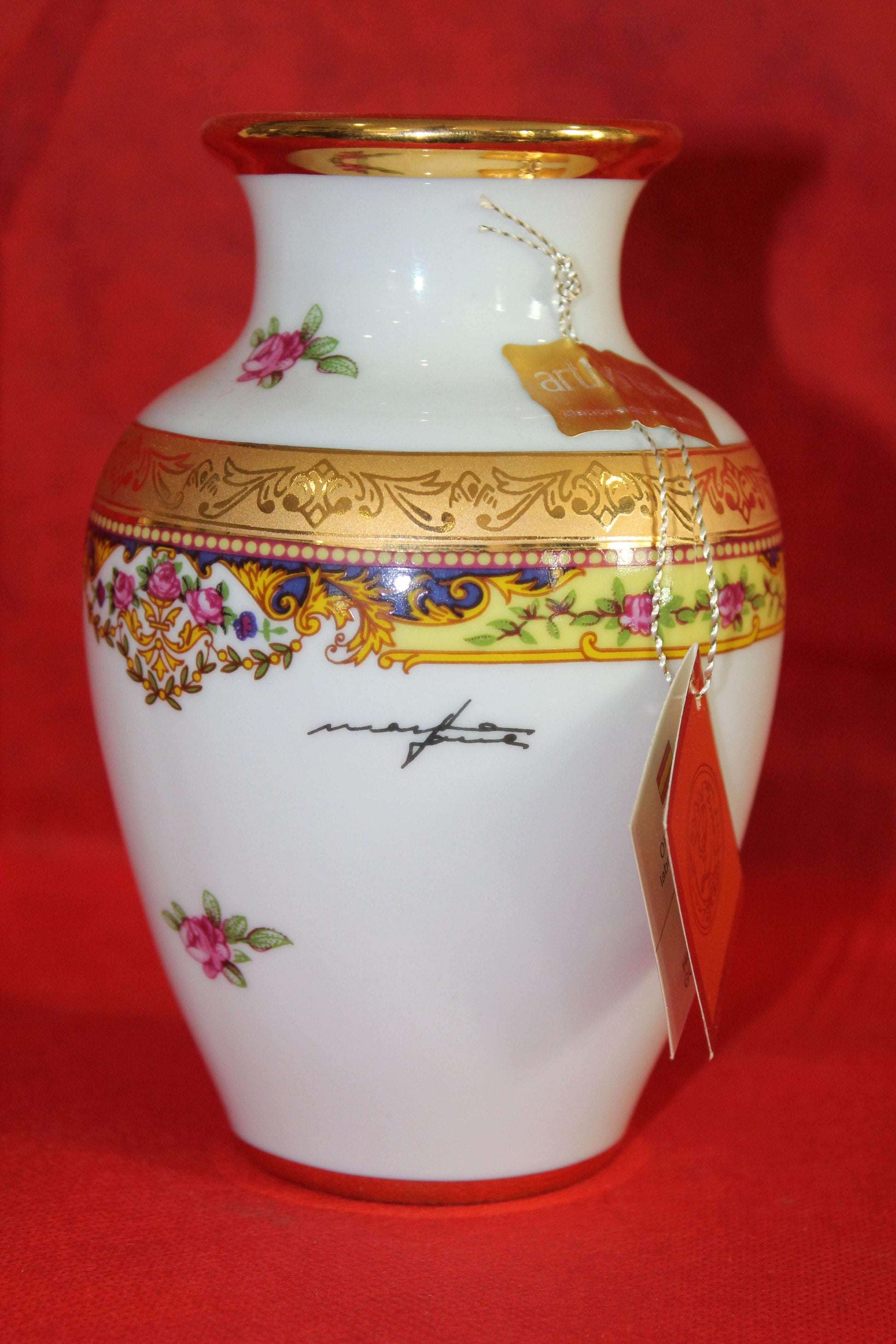 Jarrón de porcelana pintado a mano con detalles florales y bordes dorados, excelente calidad para decoración elegante en el hogar. Disponible en limbaproecher.com
