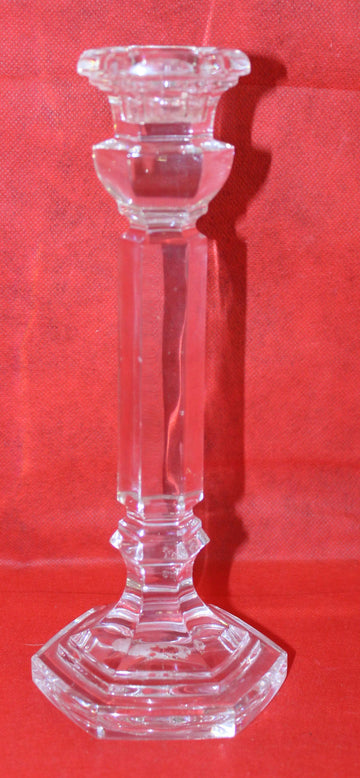 Candelabro de cristal estilo griego con diseño elegante y base hexagonal, ideal para decoración clásica en interiores sofisticados.
